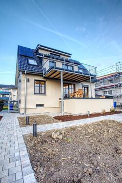 Foto - Frisch kernsanierte 2-Zimmer-Wohnung mit großer Terrasse möbliert