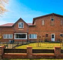 Resthof mit ca. 3 Hektar Land, Stallungen, 260qm2 Bauernhaus. - Emkendorf