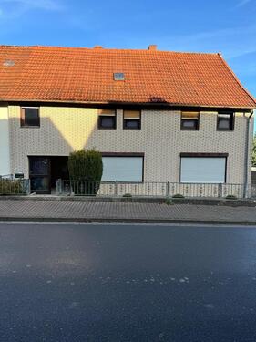Foto - 1 bis 2 Familienhaus mit Ausbaureserven und 2 Garagen für den Han