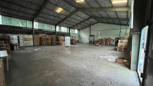 Foto - Lagerhalle Stellplatz 350qm Fläche zu vermieten für 2 Monate
