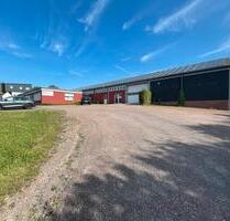 Produktions- oder Lagerhalle mit Rolltor in der Wiebelsheide (Arnsberg-Herdringen)