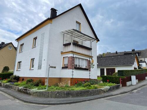 Foto - Gepflegtes Mehrfamilienhaus mit Nebengebäude in 65329 Hohenstein