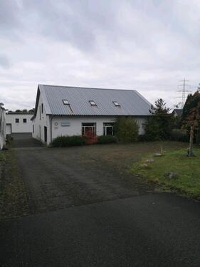 Foto - Gewerbehalle freistehend mit Außenfläche Autobahnnah