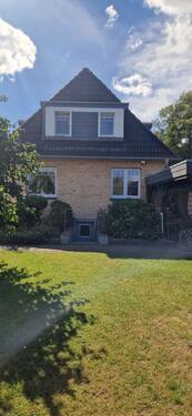 Foto - Einfamilienhaus mit Garage und Garten