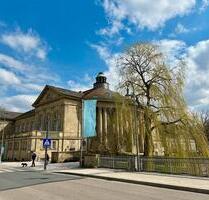 Wohnen am Regentenbau, 3 Zimmer Wohnung mit Stellplatz, wie Neubau, Parkett, Dusche, frei ab Feb.26 - Bad Kissingen