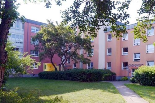 Foto - Mitten im Grünen und voll saniert: familienfreundliche 3,5-Zimmer-Wohnung mit großem Wintergarten