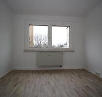 **Renovierte 3-Zimmer-Wohnung mit Balkonverglasung in ruhiger Wohnlage zu vermieten** - Rosenbach/Vogtland