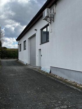 Foto - Gewerbehalle mit Büro, Freifläche und Sozialräumen in Schwabbach