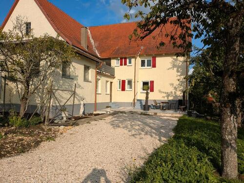 Foto - Bauerhaus mit großer Streuobstwiese