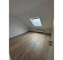 SLS- Roden, DG mit Klimaanlage ,3 Zi, Bad , Stellplatz - Saarlouis