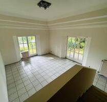 2,5 Zimmerwohnung mit Garage in Walmdachvilla! Roding-Süd!