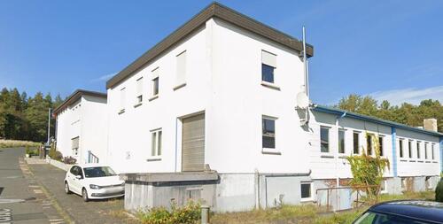 Foto - Lagerhalle mit Rolltor und Laderampe auf Gewerbegelände – Dillenburg