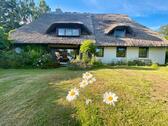 Foto - altes Haus Reetdach Grundstück an der Ostsee