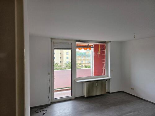 Foto - Modernisierte 3 - Zimmer -Wohnung mit Balkon, Aufzug, Schwimmbad