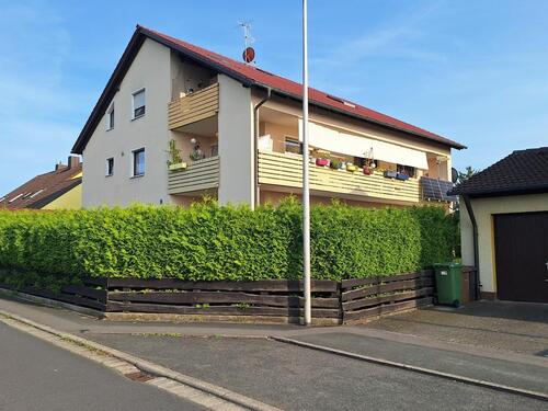 Foto - 4-Zimmer-Wohnung mit Garage, Balkon, direkten Zugang zum Garten und großen Kellerraum