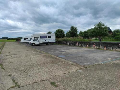 Foto - Stellplatz, Boot,Auto, Wohnwagen, Wohnmobil
