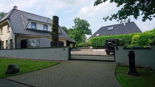 Foto - Bungalow incl. 2. Gebäude mit 3 Garagen und einer Mietwohnung !