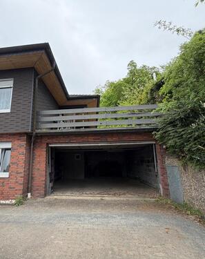 Foto - Große Garage mit elektrischem Tor
