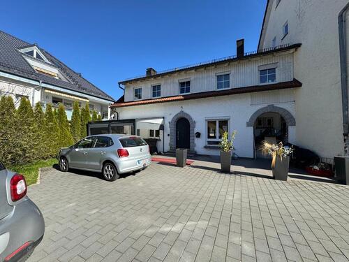 Foto - Großes modernes Familienhaus mit großem Garten und 6 Stellplätzen