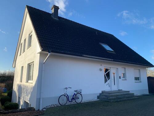 Foto - Helle 2-Zimmer-Souterrainwohnung mit Stellplatz in ruhiger Lage –