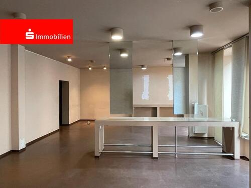 Foto - Moderne Ladenfläche mit großer Schaufensterfläche im Stadtzentrum