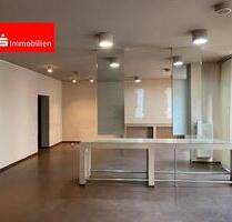 Moderne Ladenfläche mit großer Schaufensterfläche im Stadtzentrum - Gera