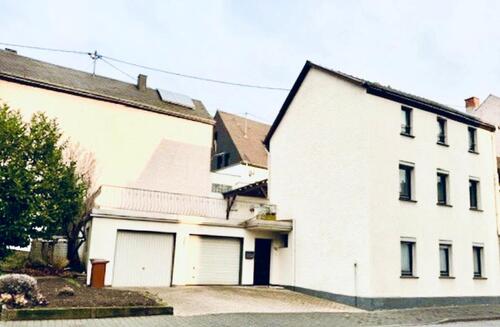Foto - Großzügiges Einfamilienhaus mit großer Terrasse und Garage.