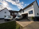 Foto - Eigener Betriebshof mit Wohnhaus – direkt an B51