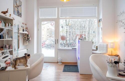 Foto - BIETE STUHLMIETE FÜR NAGELDESIGNERIN