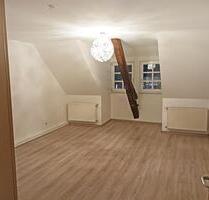 Großzügige und helle 2 Zimmer-Dachgeschosswohnung mit Einbauküche und PKW-Stellplatz im Zentrum von Minden