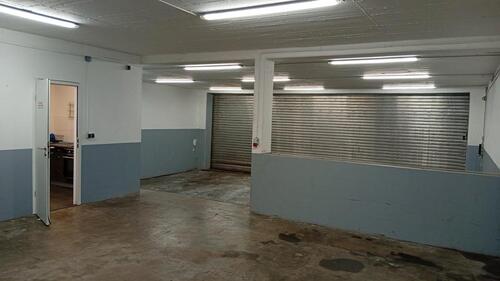 Foto - Funktionale Halle mit Rolltor und vielseitigen Nutzungsmöglichkei