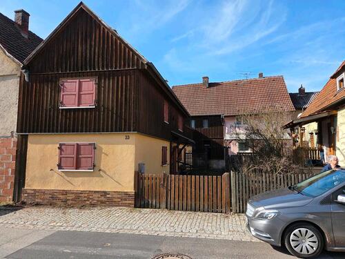 Foto - Zwei kleine Häuser mit Nebengebäude.