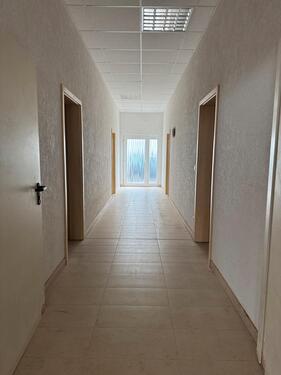 Foto - Gewerbefläche mit Halle - 1.100,00&nbsp;EUR Kaltmiete, ca.&nbsp; 150,00&nbsp;m&sup2;