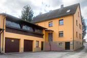 Foto - Großzügiges Zweifamilienhaus mit Garten, Terrasse und Garage