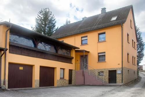 Foto - Großzügiges Zweifamilienhaus mit Garten, Terrasse und Garage