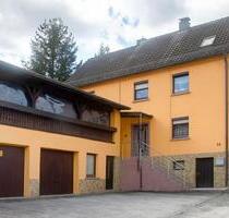 Großzügiges Zweifamilienhaus mit Garten, Terrasse und Garage - Gemünden am Main