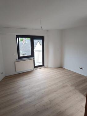 Foto - Frisch renovierte 3-Zimmer-Wohnung mit 2 Balkonen in Eschhofen