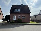 Foto - Freistehendes Einfamilienhaus mit großem Grundstück