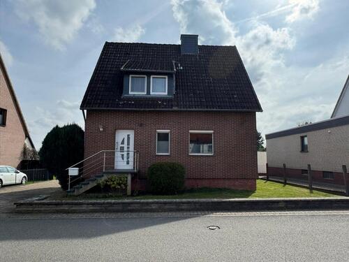 Foto - Freistehendes Einfamilienhaus mit großem Grundstück