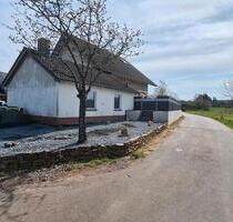 Großes Einfamilienhaus mit Doppelgarage, Erker, 2 Terassen - Bausendorf