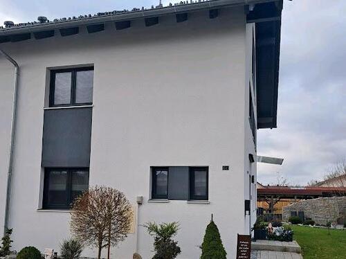 Foto - Modernes Reihenendhaus mit Carport und Wärmepumpe