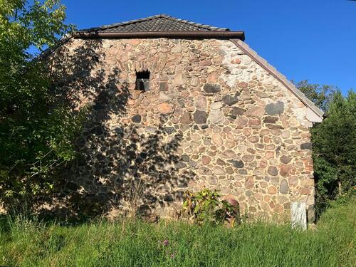 Foto - Feldsteinhaus mit großem Grundstück und Scheune