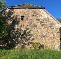Feldsteinhaus mit großem Grundstück und Scheune - Steinhöfel