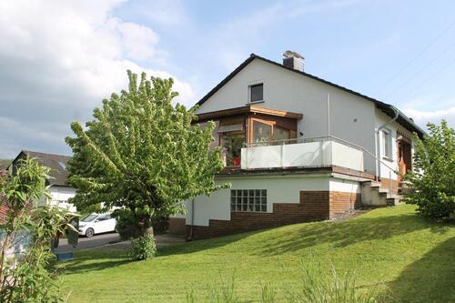 Foto - Freistehendes großes Einfamilienhaus + ElW