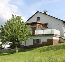 Freistehendes großes Einfamilienhaus + ElW - Knüllwald