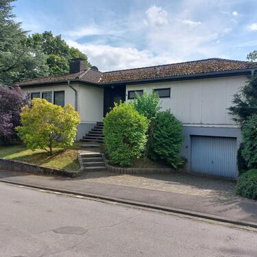 Foto - Einfamilienhaus mit großem Gartengrundstück