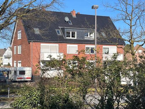 Foto - 4-Zi.-Whg. ggü. Ev. Krankenhaus, saniert, m. EBK und Stellplätzen