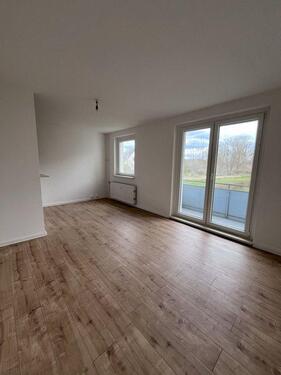 Foto - Ruhiges Wohnen in Magdeburg: helle 2-RW mit Balkon – offener Wohnbereich – Bad mit Wanne – PKW-STP