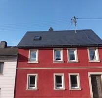 Reihenhaus mit neuem Dach, Garten, Schuppen, Terrasse und Garage - Teuschnitz