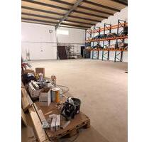 Halle mit Büroräumen und Hochregalen zu vermieten - Rheinbach